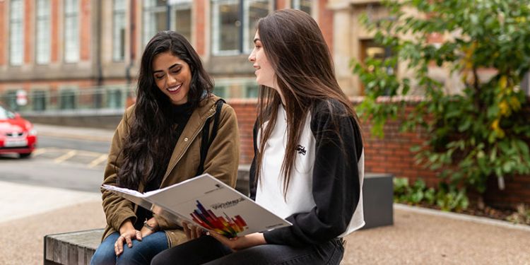Student from the School of Psychology peer mentoring an undergraduate student.