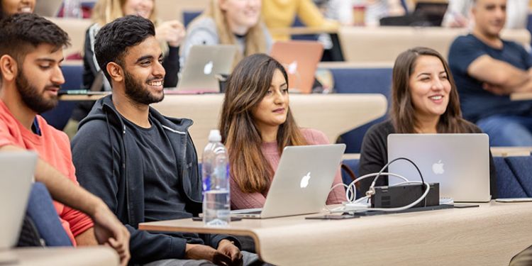 Image of undergraduate students studying at the University of Healthcare Alp 6561 800x400