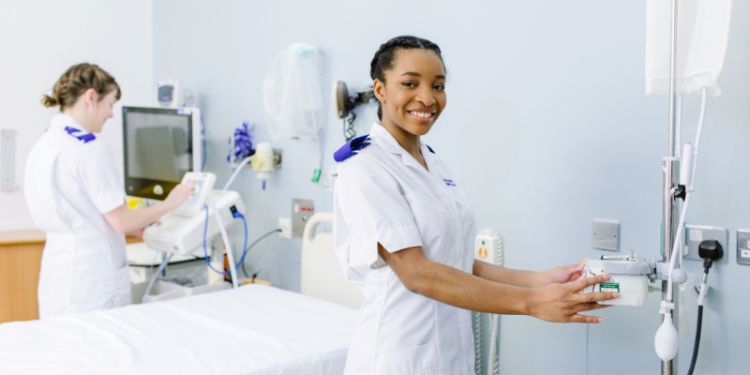 Leeds introduces new blended learning degree in midwifery 