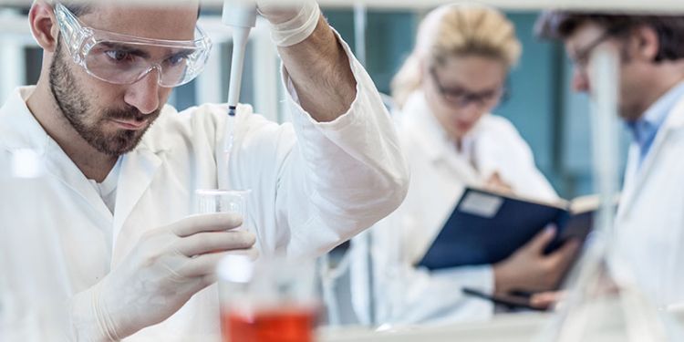 Image representing a student a laboratory intercalating.